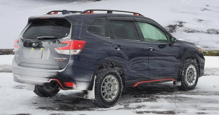 How does the Pirelli Scorpion MTR tire handle on the road