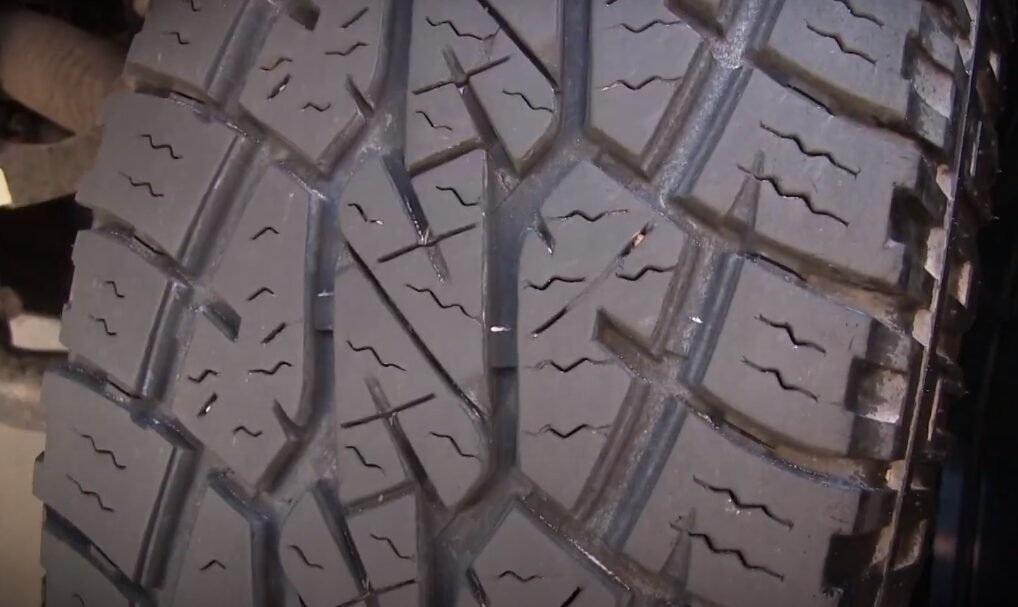 Pro Comp A/T Sport Tire  tech